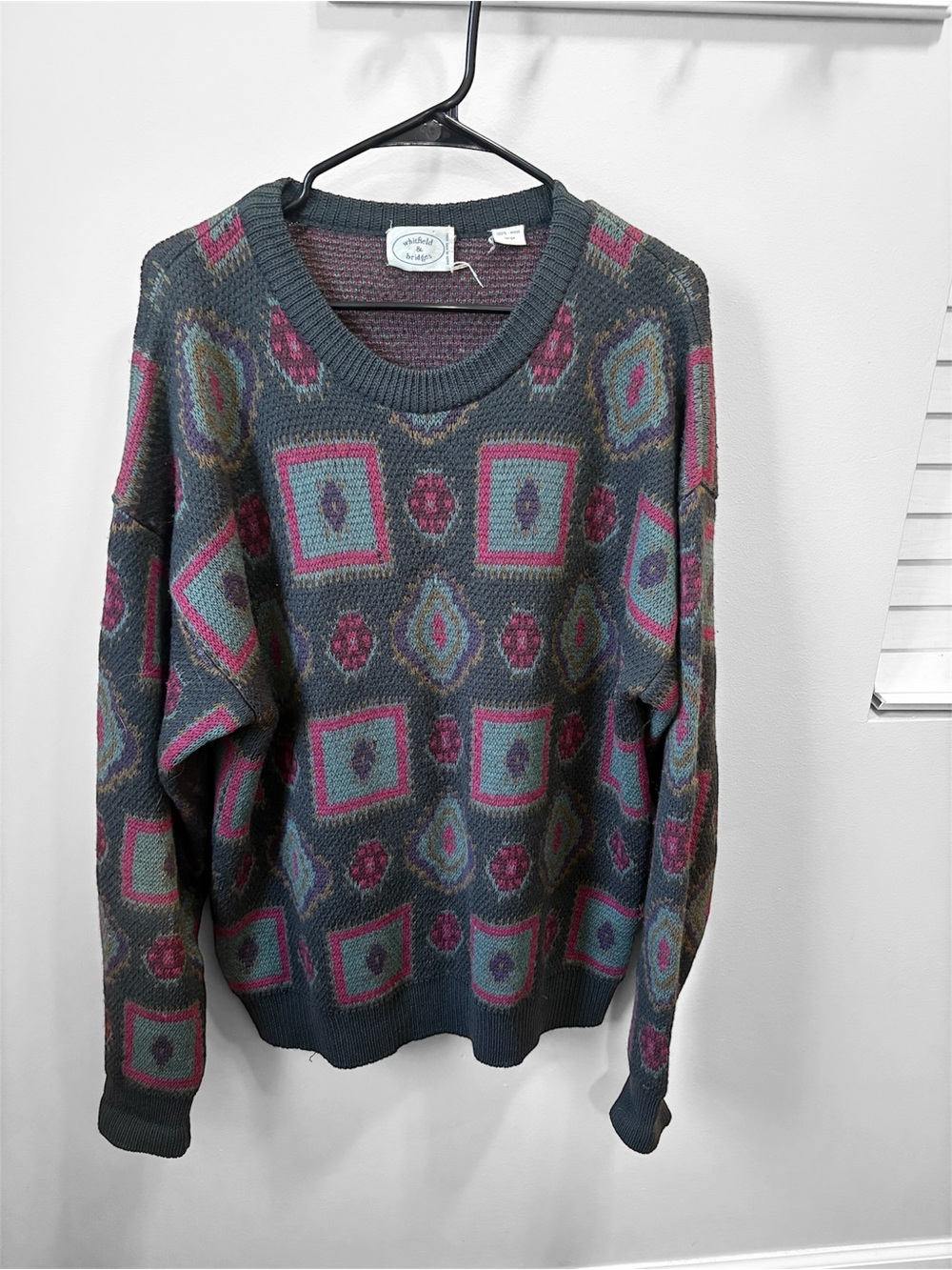 Vintage-Style Geometric Crewneck Sweater in Teal and Pink